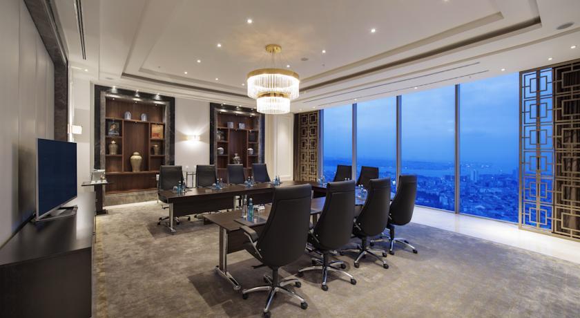 <h2>HILTON ISTANBUL BOMONTI</h2>